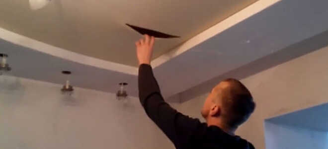 Ремонт натяжного потолка: порез, как заделать своими руками, что делать если порезали, как отремонтировать после пореза натяжной потолок, как устранить, убрать порез, как починить