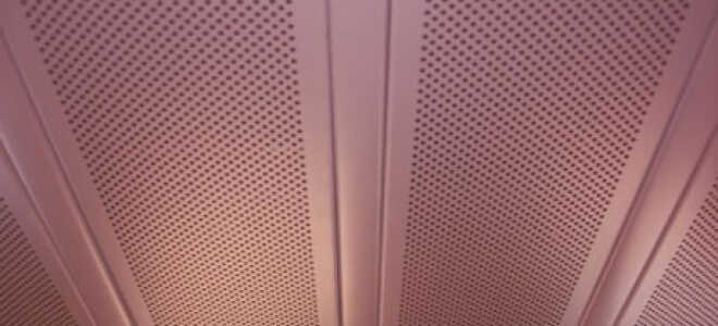 Реечный перфорированный потолок: сравнение с подвесной кассетной конструкции с натяжной системой