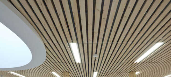 Деревянный реечный потолок: виды, различия, потолочная рейка деревянная, реечный потолок из дерева