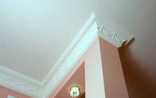 Виды потолочных плинтусов: какие бывают плинтуса для потолка, узкий, инжекционный, экструдированный, разновидности, из чего делают