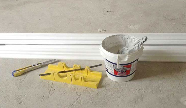 как прикрепить потолочный плинтус