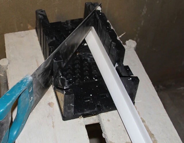 как резать угол потолочного плинтуса резка потолочного плинтуса