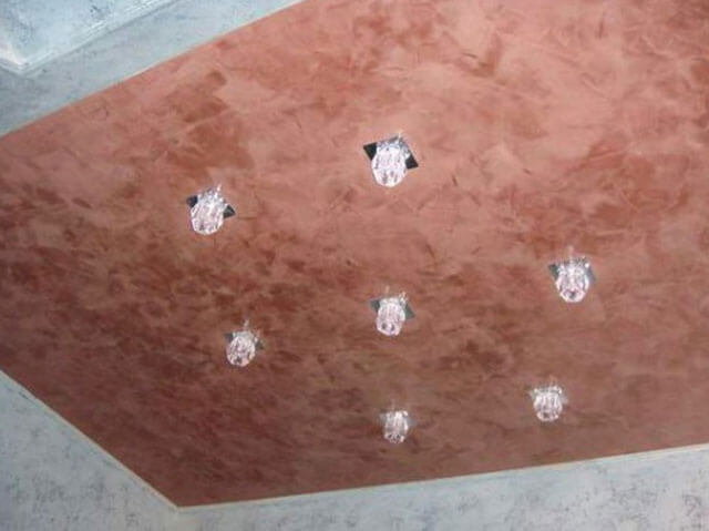 навесной потолок в гостиной как оформить потолок в гостиной