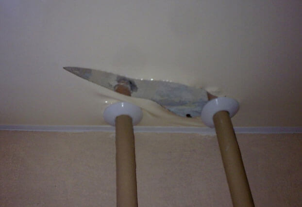 как убрать дырку на натяжном потолке дырка в натяжном потолке как заделать самостоятельно