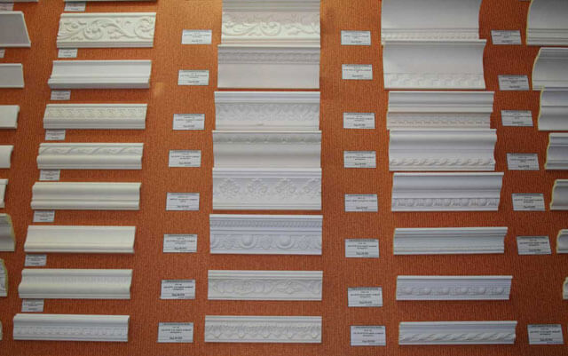 как плинтуса крепить на потолок