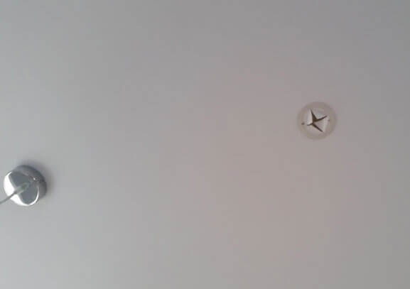 как отремонтировать дырку в натяжном потолке дырочка в натяжном потолке что делать