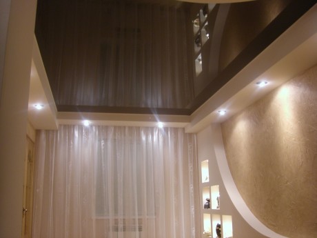 Потолок со светлой рамкой