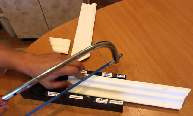 как правильно клеить галтели как правильно поклеить потолочный плинтус в углах