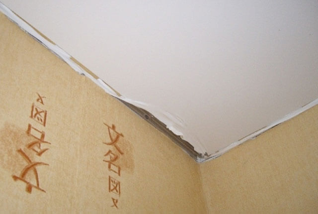 дырочка в натяжном потолке что делать ремонт дырки в натяжном потолке