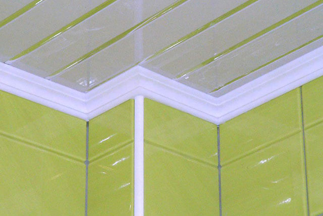 уголок для потолочного плинтуса ПВХ