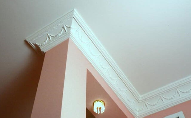 как клеить галтели на потолок как наклеить плинтуса на потолок