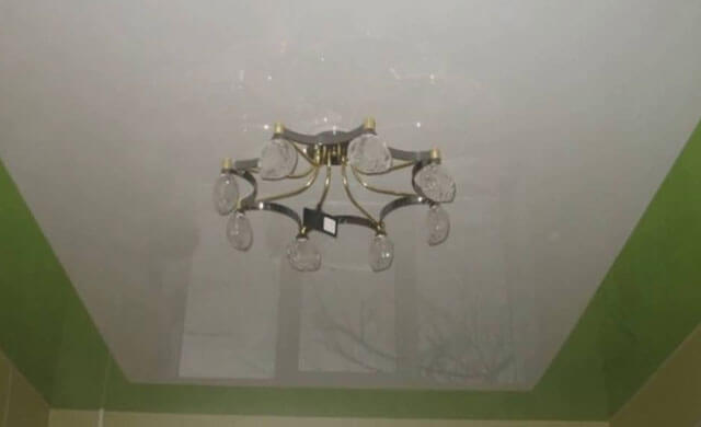 двухцветный натяжной потолок на кухне