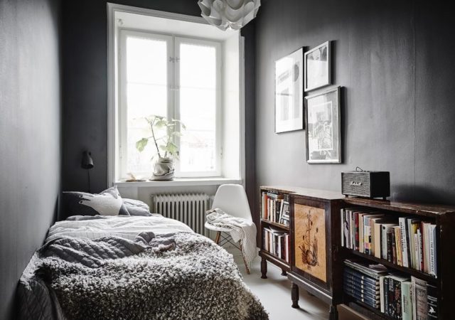 Маленькая комната с темным интерьером