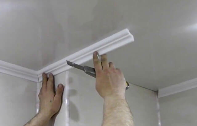 как правильно крепить потолочные плинтуса