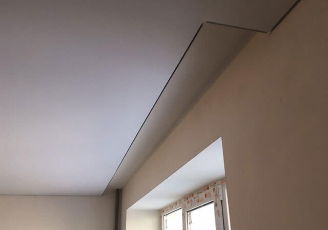 карниз за потолком натяжной потолок со шторами в потолке
