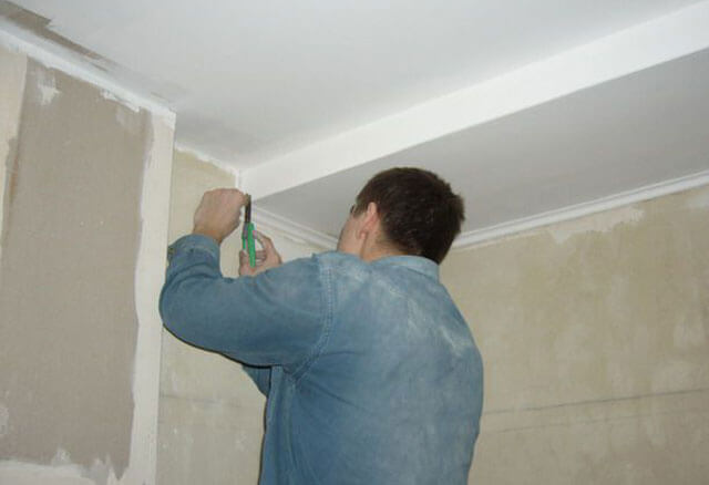 как крепить потолочный плинтус к потолку