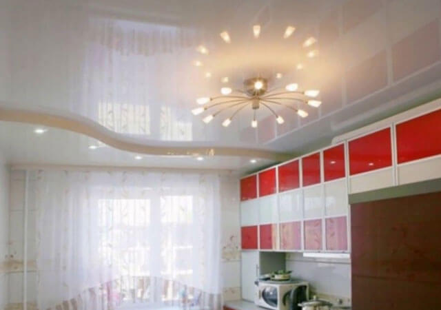 натяжные потолки в хрущевке в зале