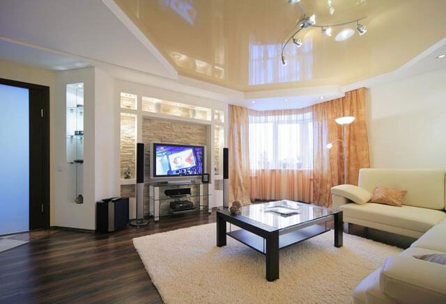 современные потолки в гостиной навесной потолок в гостиной