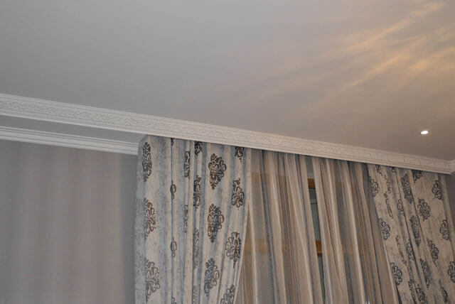 ниша в потолке для штор встроенный карниз в натяжной потолок