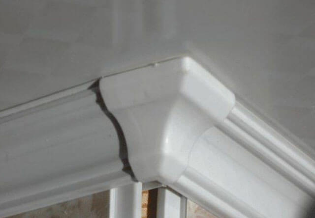 как на стусле резать потолочный плинтус резка углов потолочного плинтуса