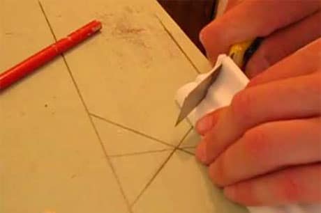 Резка потолочного плинтуса